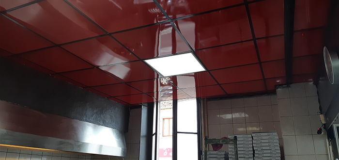 faux plafond rénové avec dalles led rouges éteintes après